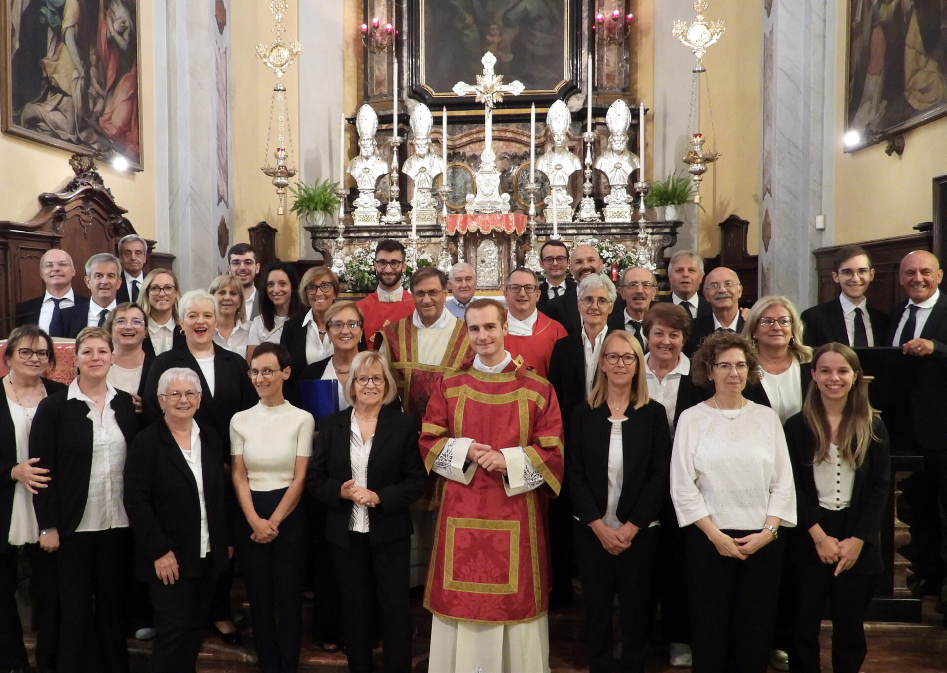 foto di gruppo con la corale Parrocchiale