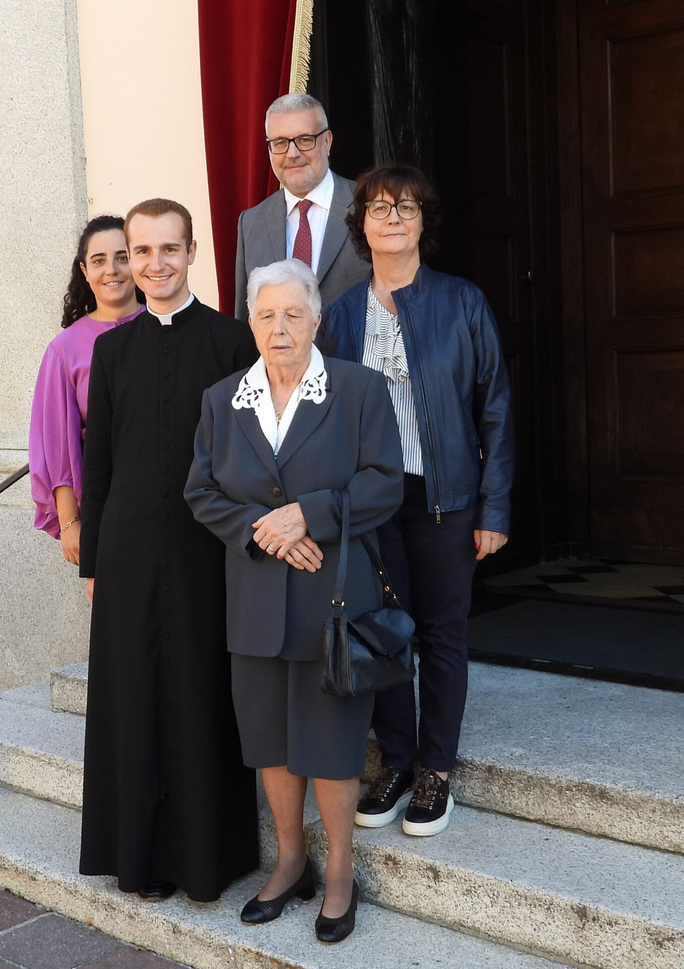 Carlo con la sua famiglia davanti alla chiesa